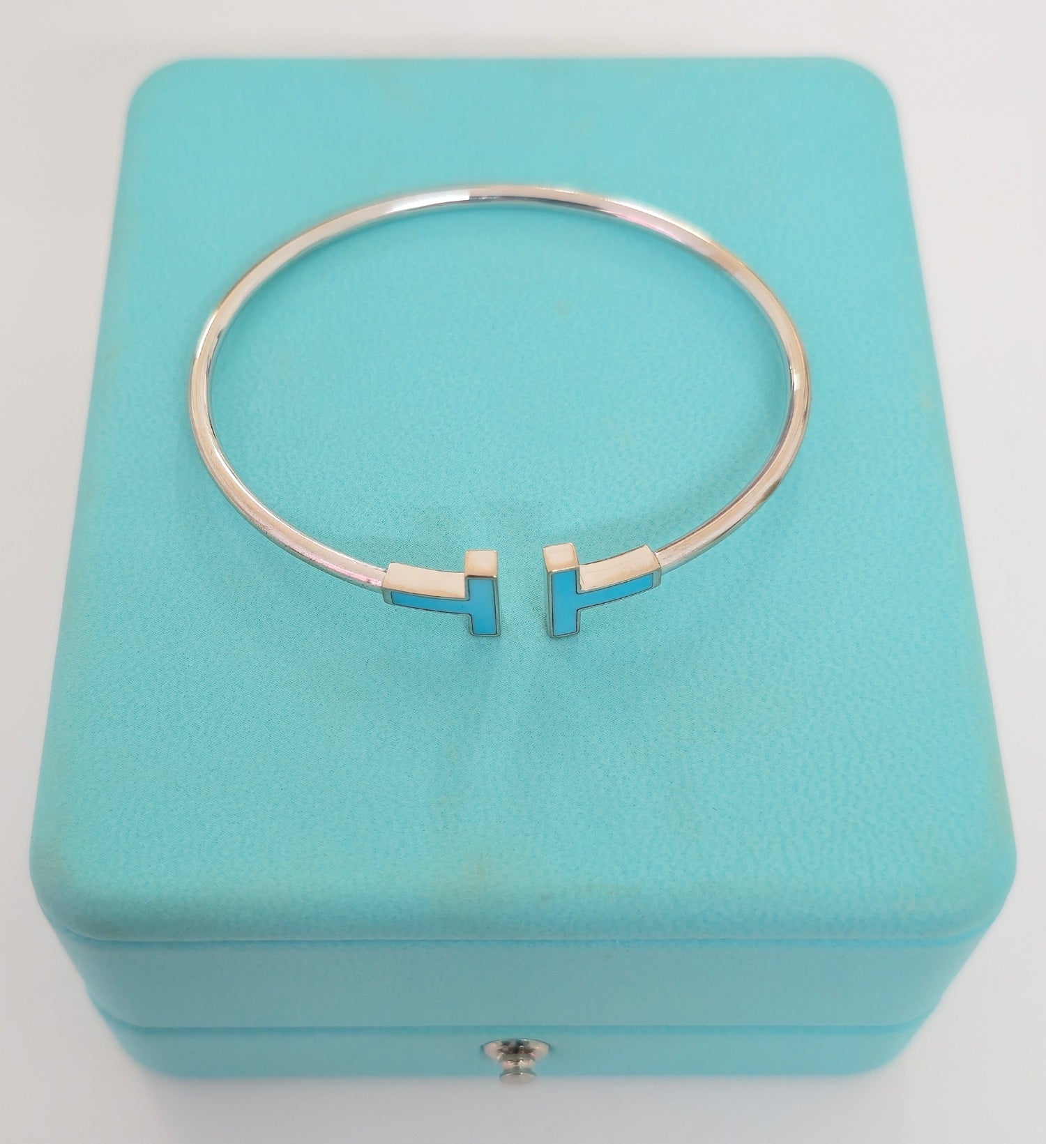 TIFFANY & CO. White Gold T Wire Turquoise Cuff Bracelet. High-End Jewellery Resale. 18k