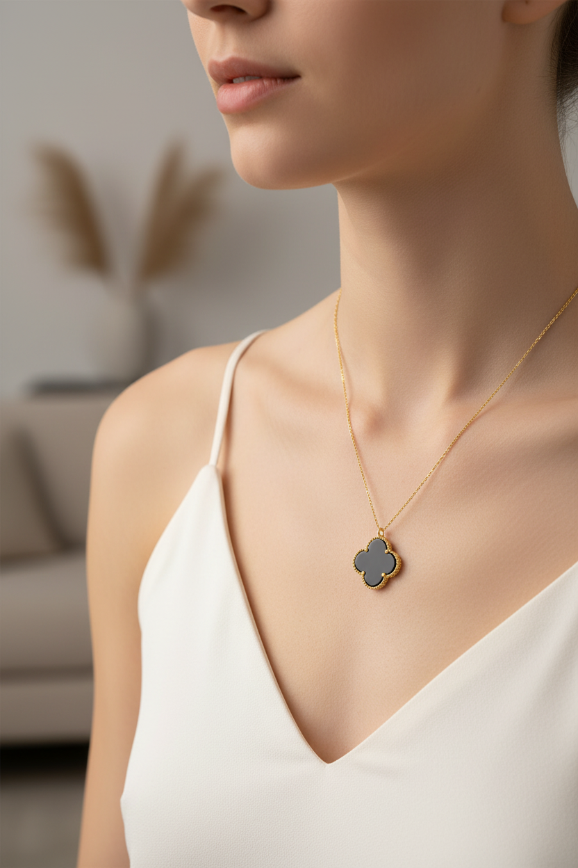 Yellow Gold Clover Pendant with Black Onyx. 18k, 1.3gr