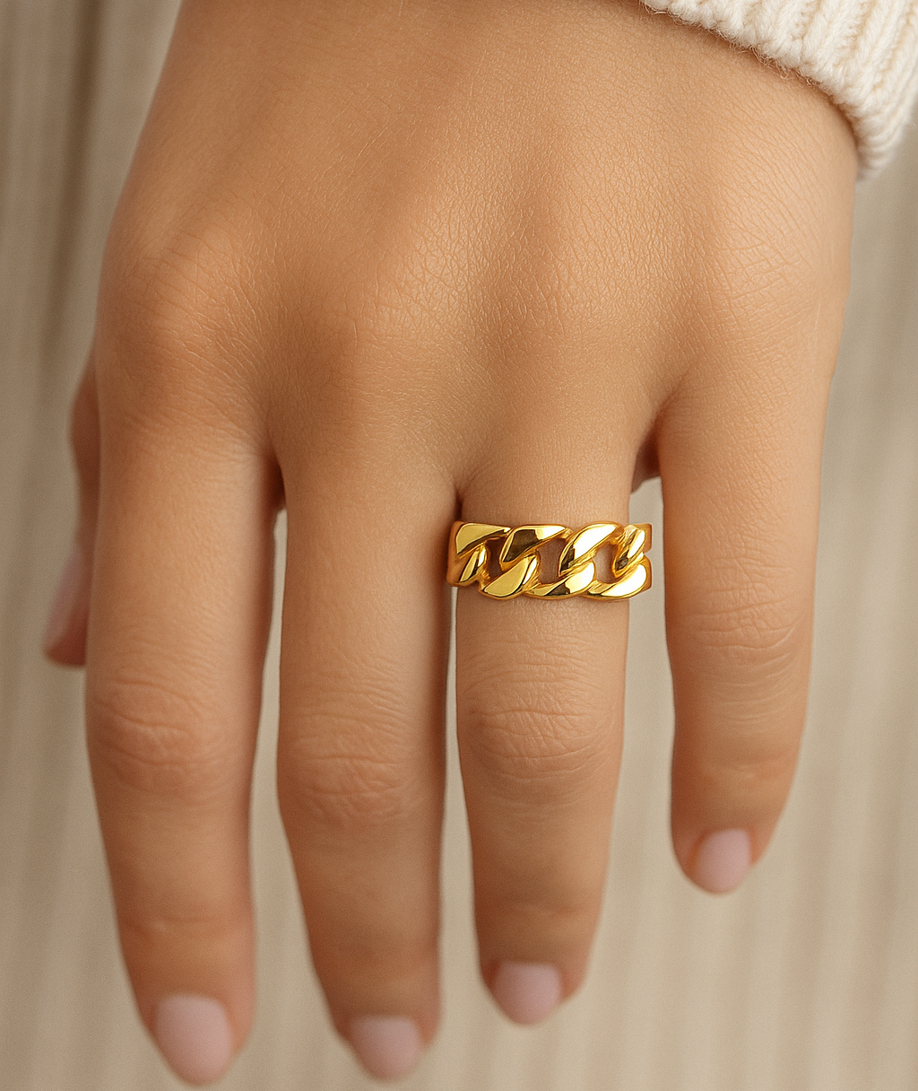 Yellow Gold wide Ring with curb link on top, 18k, 5.49gr