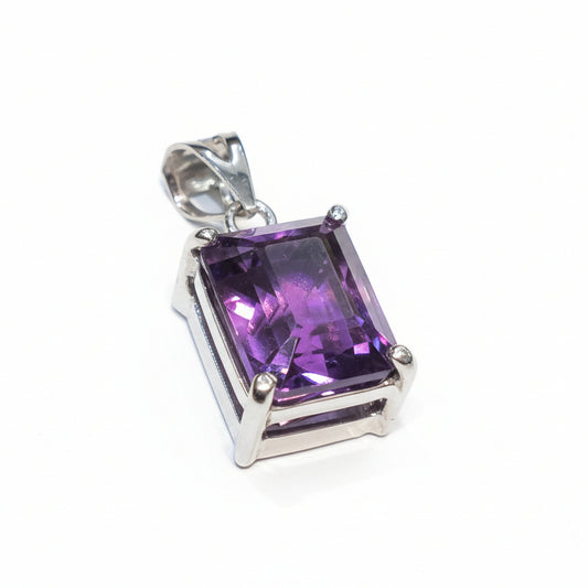 18K White Gold Amethyst Pendant.